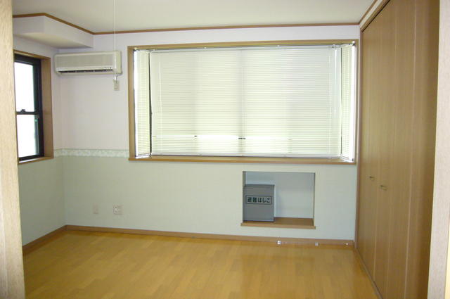リビング以外の居室／出窓　１階なので避難器具はありません。