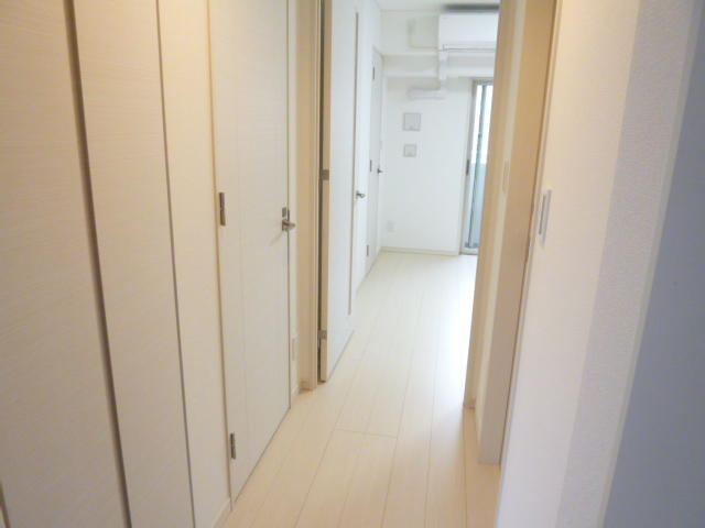 玄関／玄関から見た居室までの廊下