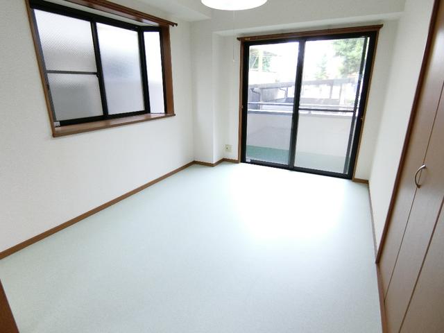 リビング以外の居室／床はさわやかな印象のグリーンのＣＦです。