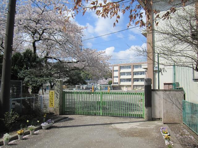 稲城市立稲城第三小学校 (101m)