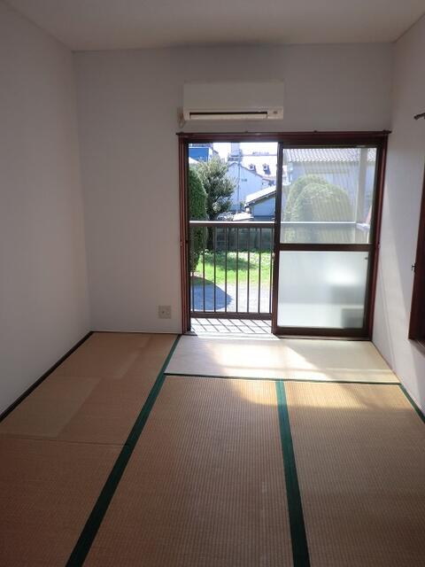 リビング以外の居室／のんびりと暮らせる和室６帖のお部屋。エアコンあり