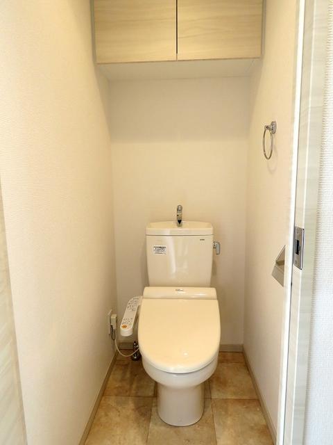 トイレ／温水洗浄機能付きトイレです