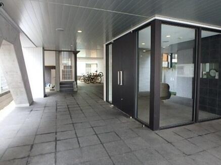 共用部エントランス／宅配ボックス完備です　通販受け取りも安心です