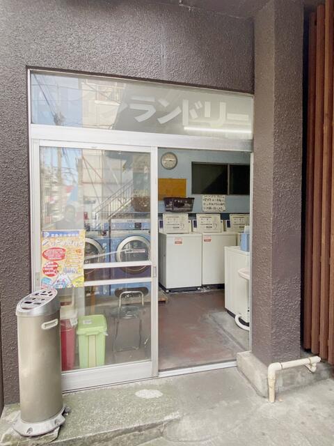 徒歩３分にコインランドリーあります