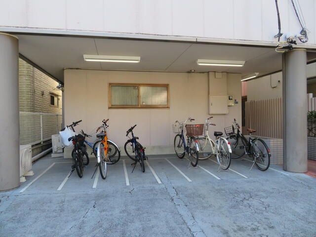 無料の駐車場は屋根付きです