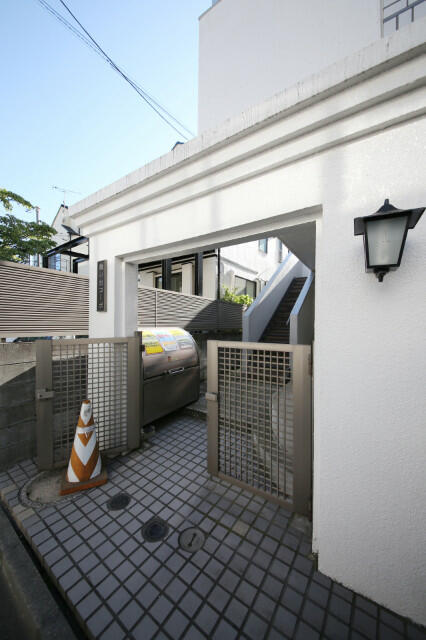 共用部エントランス／別号室部屋