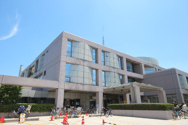 世田谷区立中央図書館 (366m)