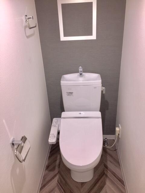 トイレ／トイレの金物たちもおしゃれなデザインのものが採用されています