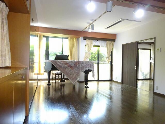 ピアノ付きのお部屋になります！