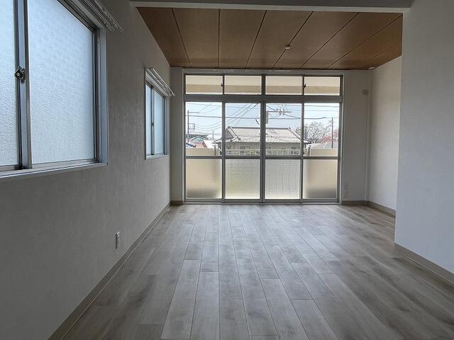 リビング以外の居室／奥行のある１０．５帖の洋室です！最上階角部屋で二面採光ですよ
