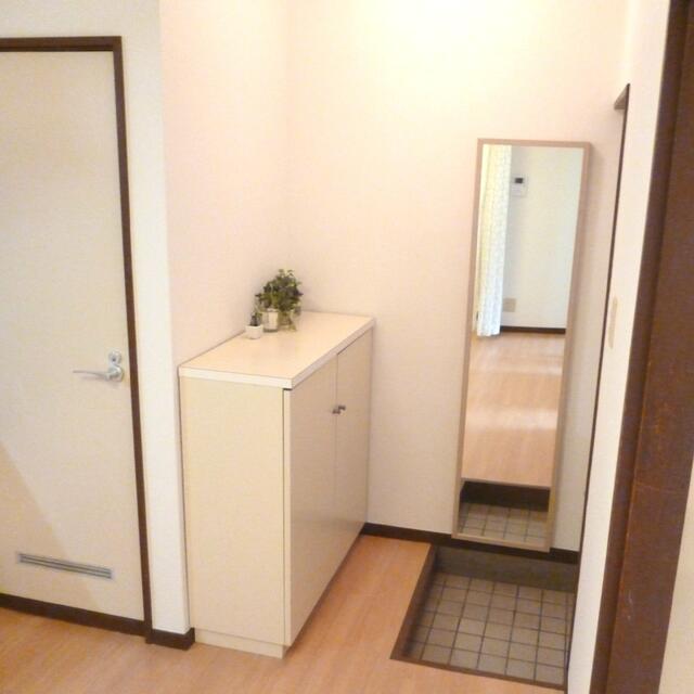 玄関／写真は１０４のものです。