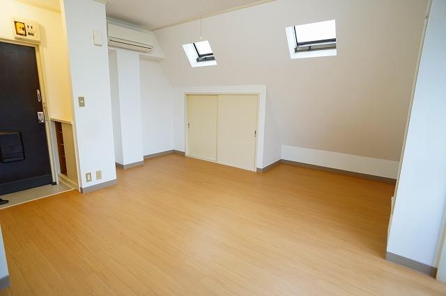 天窓付きで明るいお部屋です