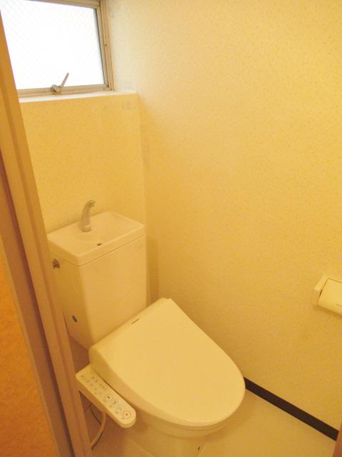 トイレ／ウォシュレット付き。トイレ脇に小物棚あります！