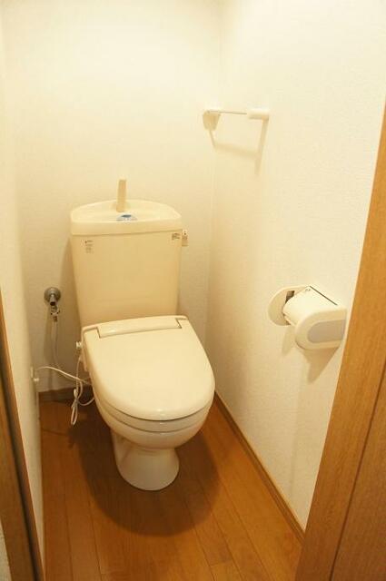 トイレ／【　トイレ　】　バス・トイレ別です。暖房便座付き♪