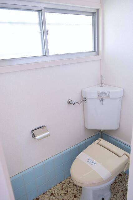 トイレ／【　トイレ　】　暖房便座・小窓のあるトイレです。