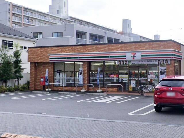 【　周辺環境／コンビニ　】　セブンイレブン　まで約４９５ｍ