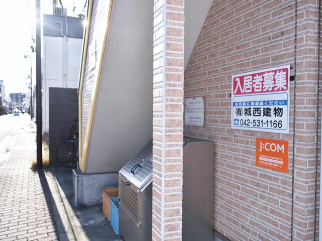 共用部（その他）／【　共有部分　】　入居者専用ゴミ置場は階段下にございます。