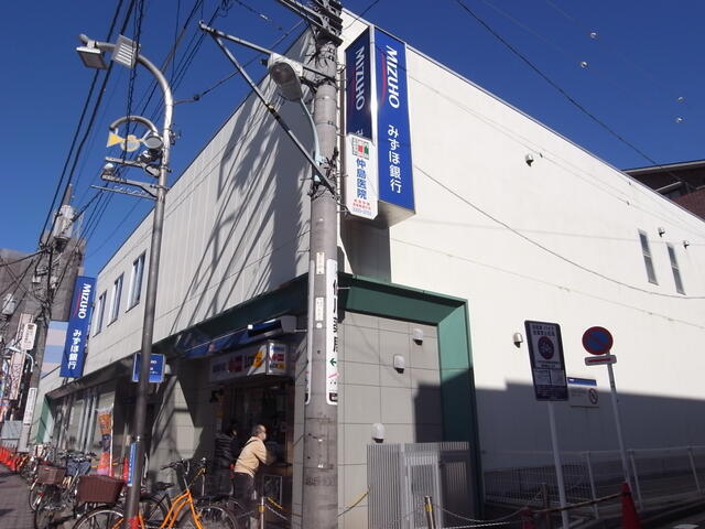 みずほ銀行 (150m)