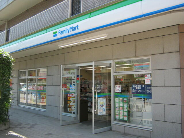 ファミリーマート是政五丁目店 (164m)