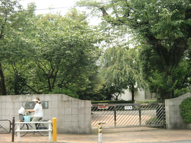 私立桐朋学園大学 (238m)