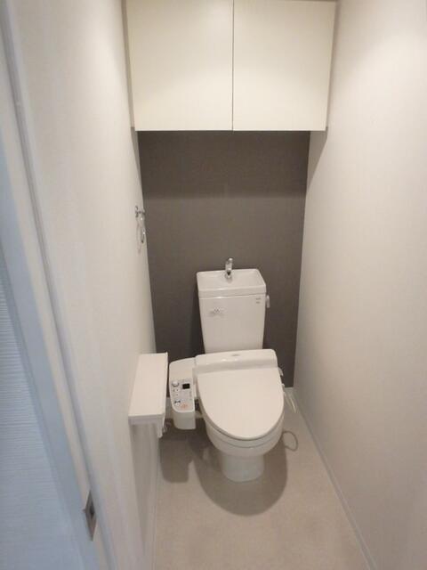 トイレ／トイレスペースには収納便利な戸棚付き