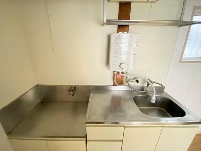 キッチン／設備：瞬間湯沸かし器