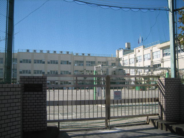 足立区立古千谷小学校 (123m)