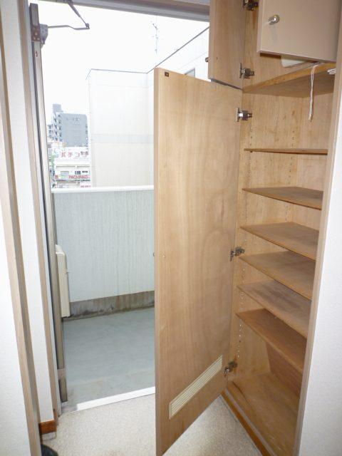 玄関脇の靴入れ／撮影日2011-02-20