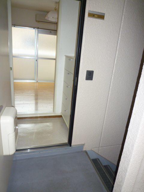 階段からすぐの玄関