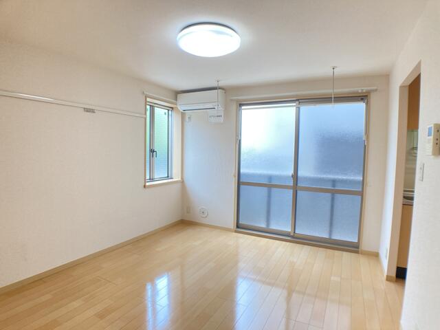 リビング以外の居室／２面採光角部屋です♪