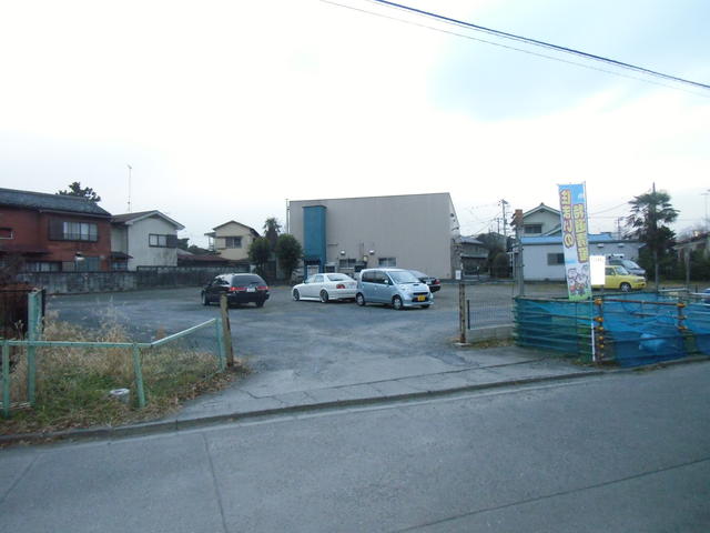 隣接の駐車場　月７７００円