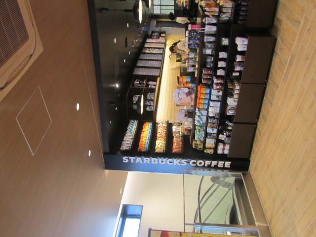 スターバックスコーヒー (818m)