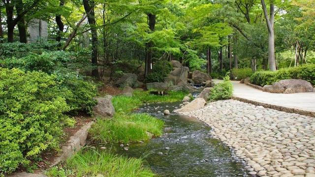蚕糸の森公園 (291m)
