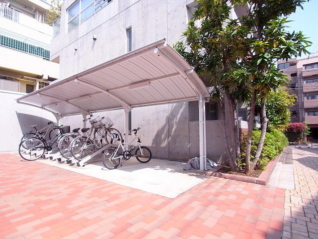 自転車から大型バイクまで対応の屋根付き駐輪場