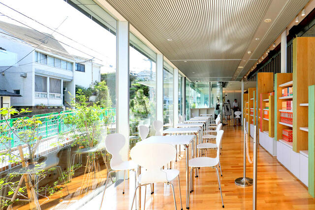 カフェ漱石 (400m)