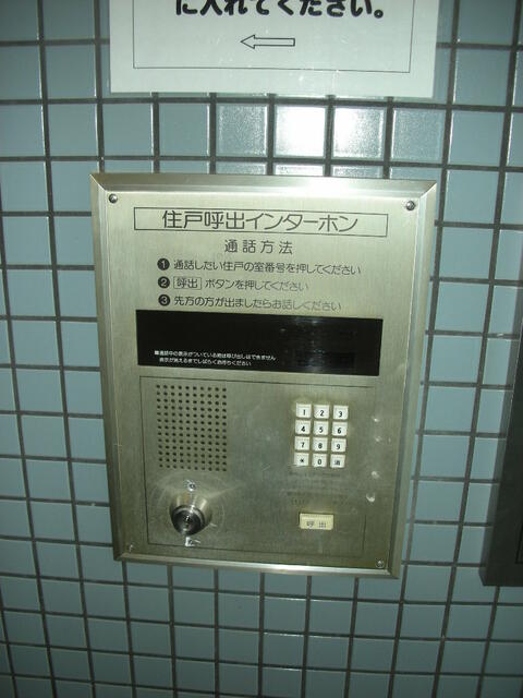 共用部エントランス／安心のオートロック付き（現況優先・同タイプ別居室です）