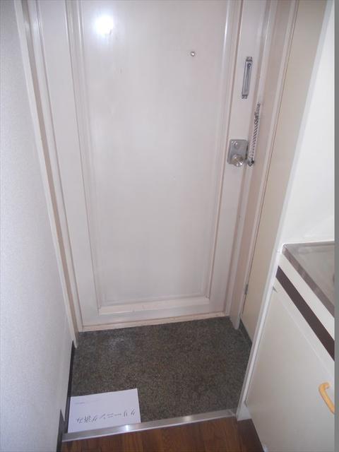 玄関／玄関内に大型靴箱付。