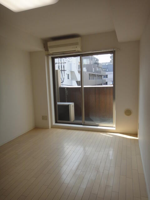 リビング以外の居室／※別タイプの写真になります。