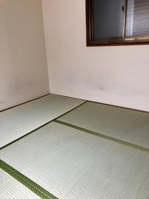 リビング以外の居室／両面に窓があり、風も通せます。４．５帖のゆとりです。