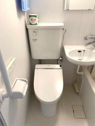 トイレ／清潔に保ちやすいすっきりとしたトイレです。