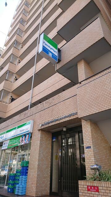 現地（外観）／外観はタイル張りで１階はコンビニエンスストアが営業中です