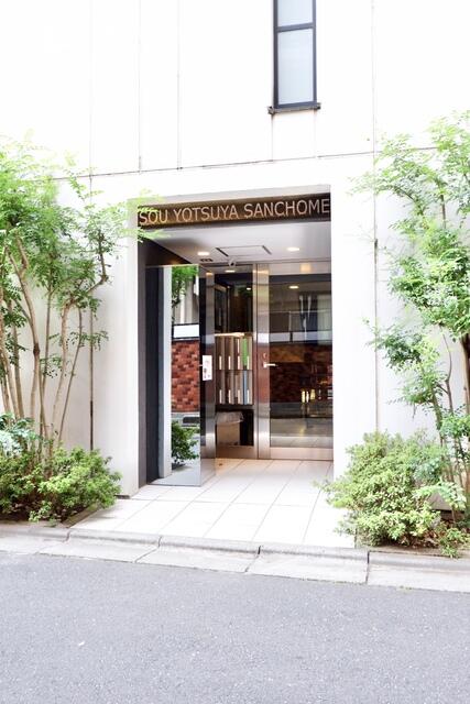 共用部エントランス／★緑が美しい建物入り口です★