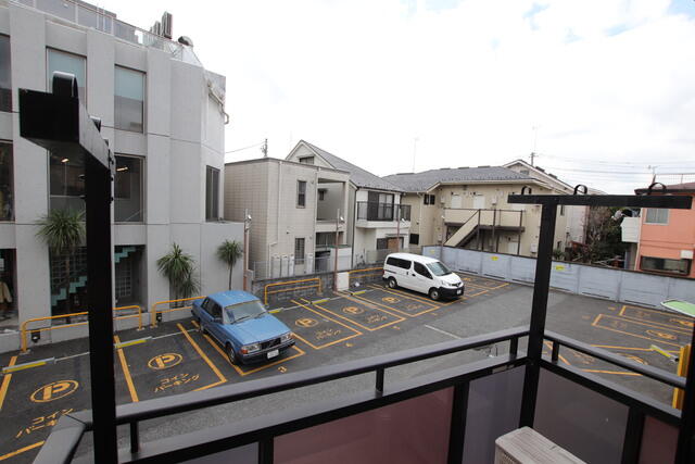 住戸からの眺望／バルコニー正面は駐車場ですので、日が入ります
