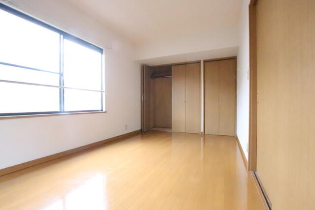 リビング以外の居室／二面採光のお部屋♪