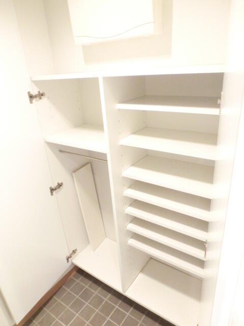 玄関／☆別室参考写真　棚位置を変えられて便利なシューズボックス♪