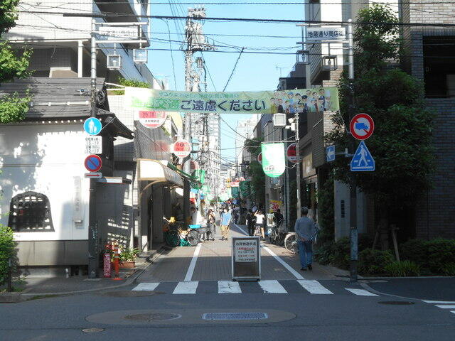 地蔵通り商店街 (650m)