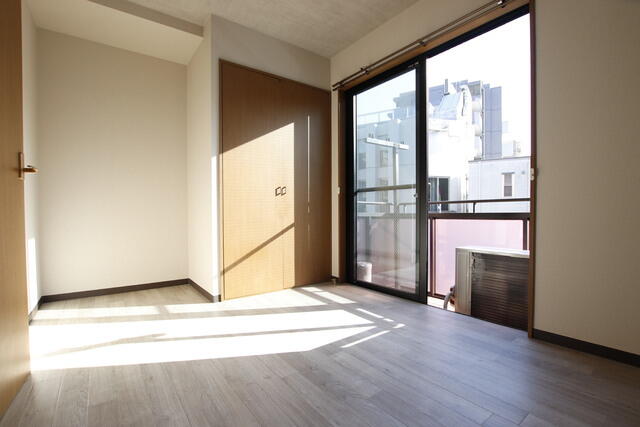 リビング以外の居室／★南西向きの洋室5帖の明るいお部屋です★