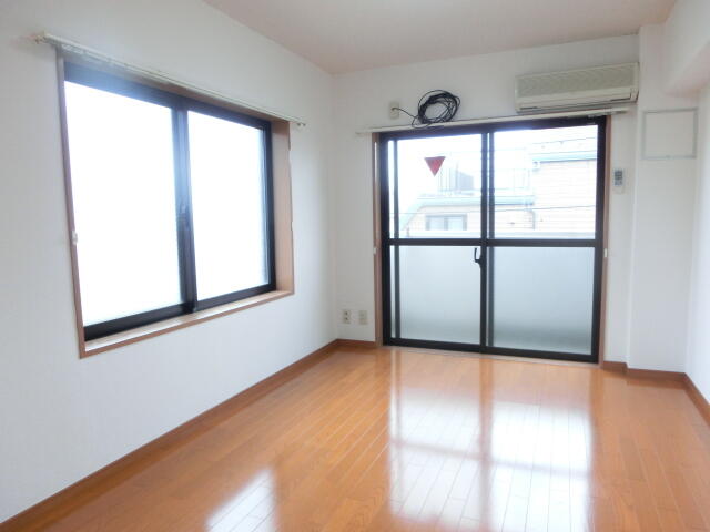 リビング以外の居室／角部屋なので、二面採光です