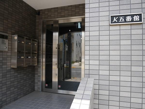 現地（外観）／オートロック完備のエントランス