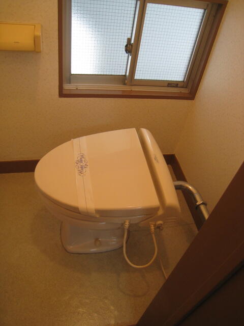 トイレ／トイレにも明り取りの小窓